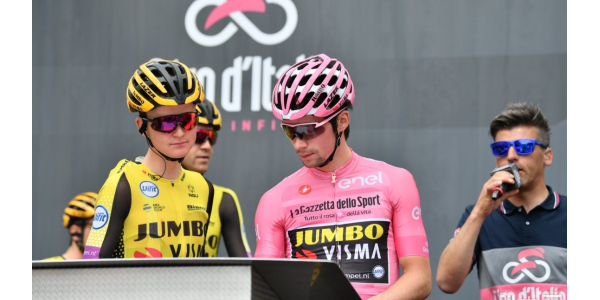 Den sjette fase af ringen: Conte sat på en lyserød skjorte