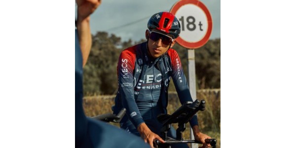 Egan Bernal styrter ind i en bus under træning og får flere brud