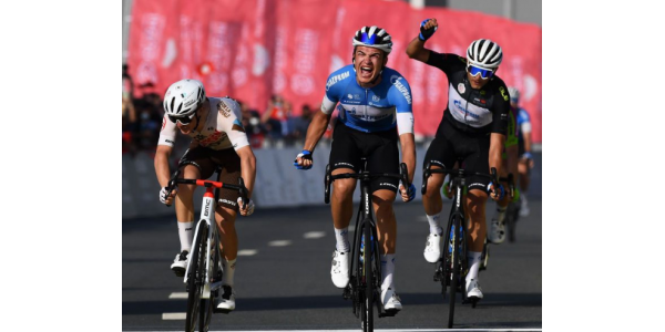 Rundvisning i UAE S6 19-årig chauffør bryder igennem