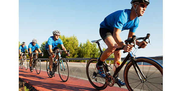 Sam Welsford sprinter albue og styrter bil