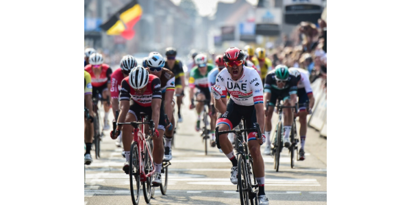 UAE spiller hjælper hinanden til at vinde