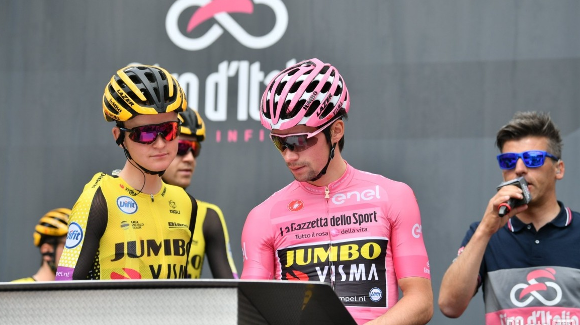 Den sjette fase af ringen: Conte sat på en lyserød skjorte