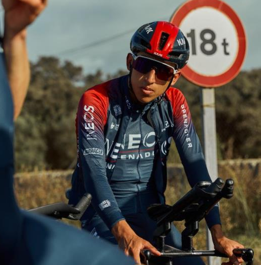 Egan Bernal styrter ind i en bus under træning og får flere brud