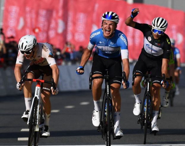 Rundvisning i UAE S6 19-årig chauffør bryder igennem