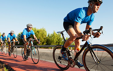 Sam Welsford sprinter albue og styrter bil